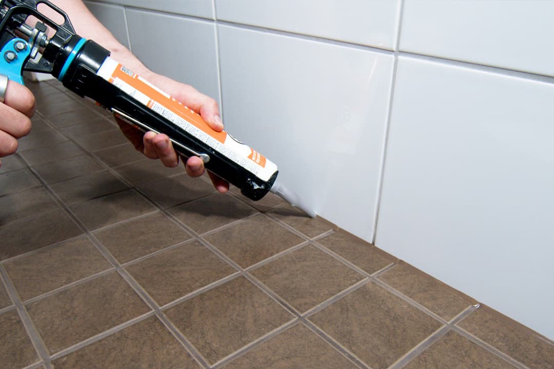 Silikonisaumojen vaihto kylpyhuoneessa