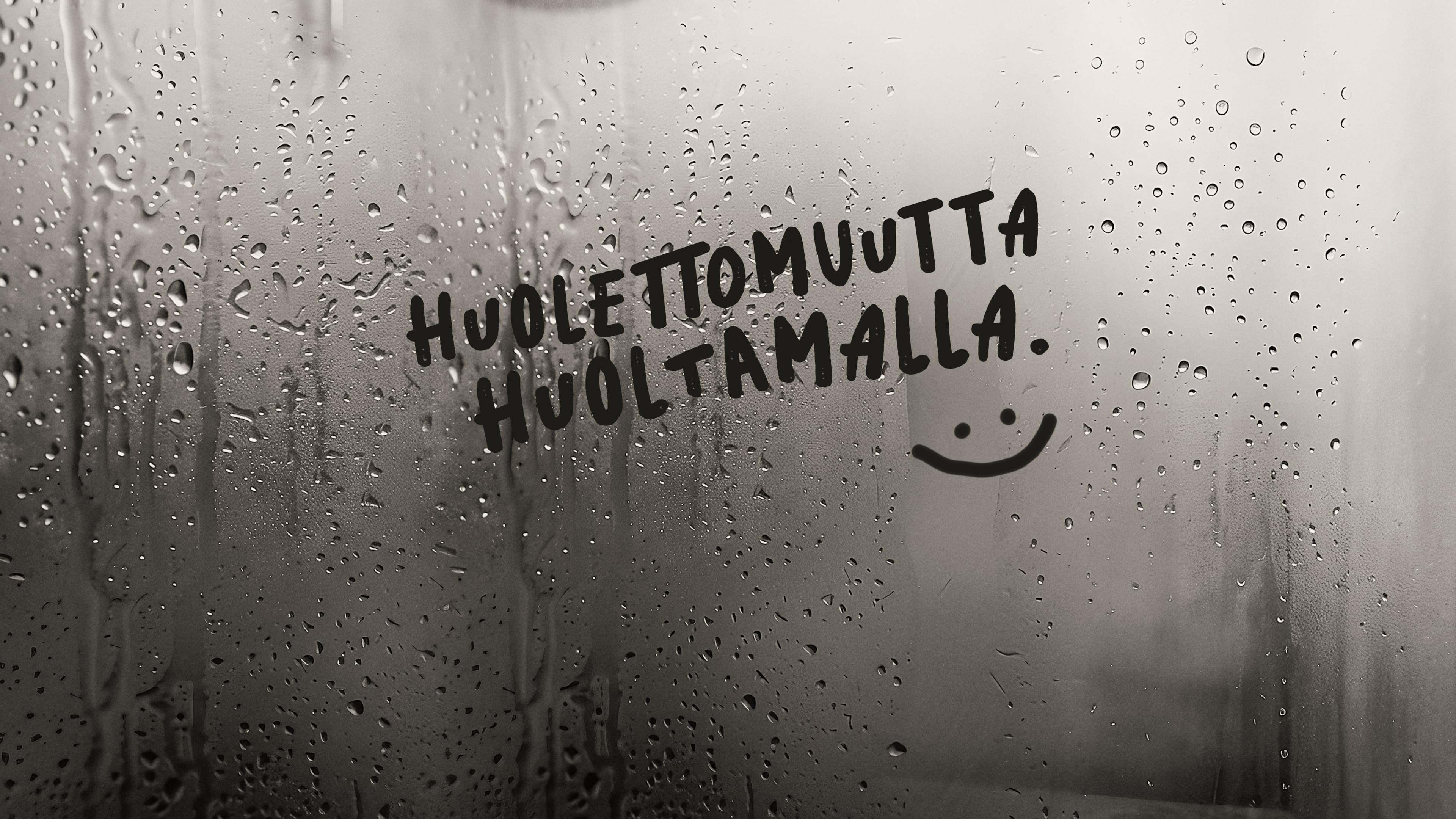Teksti, sydän ja hymiö huurtuneessa kylpyhuoneen peilissä