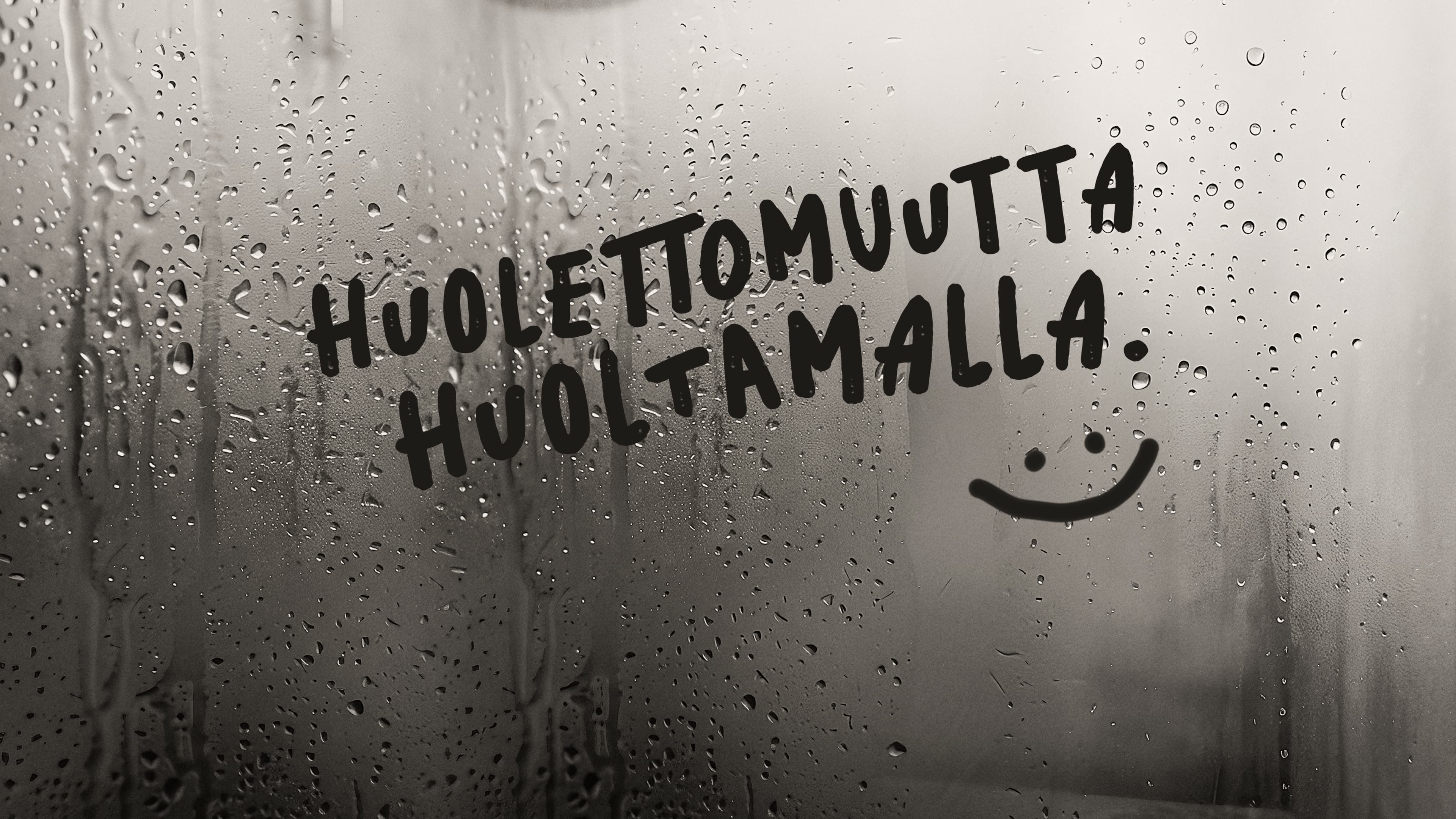 Teksti, sydän ja hymiö huurtuneessa kylpyhuoneen peilissä