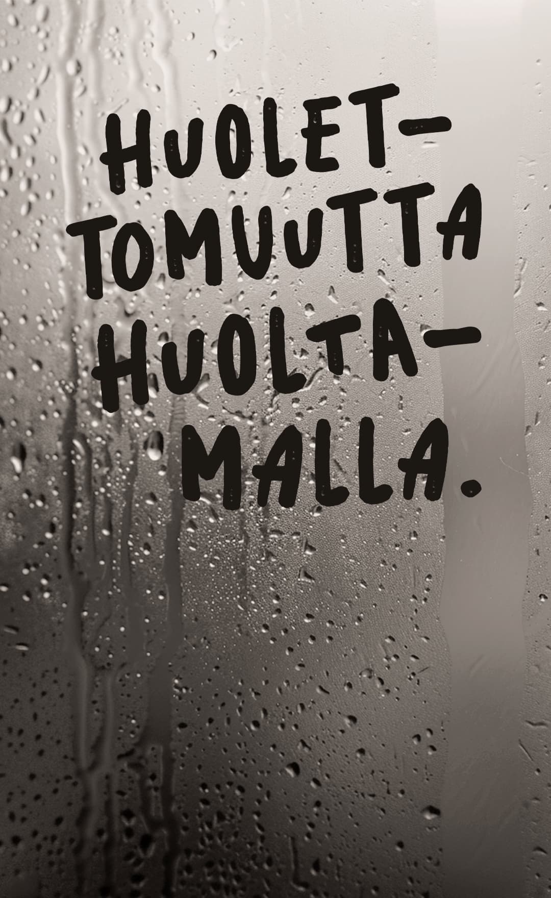 Teksti, sydän ja hymiö huurtuneessa kylpyhuoneen peilissä