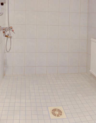 Kylpyhuoneen siivous kävi tehokkaasti Vevex monivaihepuhdistuksen avulla. Jälkeen kuva kylpyhuoneen siivouksen kokeneesta pesutilasta.