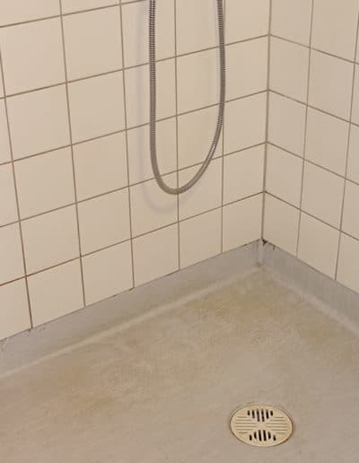 Suihkunurkkaus. Vevex Kylpyhuonehuolto muovimatolla tehtyyn kylpyhuoneeseen. Ennen kuva.