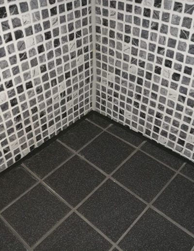 Kylpyhuoneen suihkunurkkaukseen tehty silikonisauman vaihto. Uusittu musta silikoni näyttää taas hyvältä silikonisauman uusimisen jäljiltä. Jälkeen kuva.